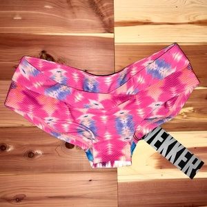 VEKKER LA Aztec V Short